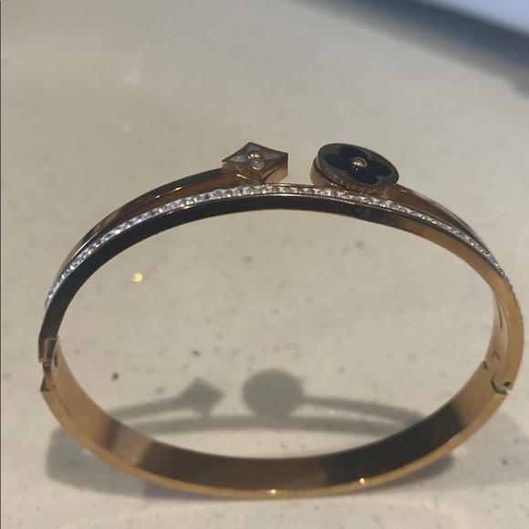 Elegant Rose Gold and Sparkling crystals Women's Bracelet - Picture 5 of 6